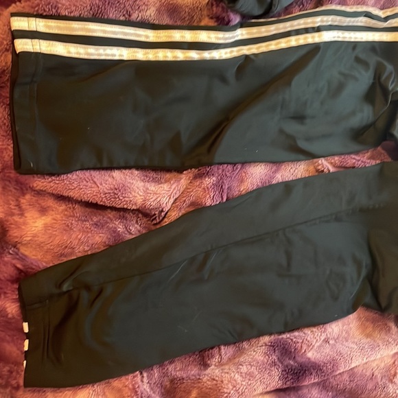 Guc no holes in knees or anywhere smoke free home - Picture 3 of 3